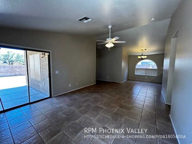 Building Photo - Cozy Canyon Trail * 3 x 2 bath home ** New...