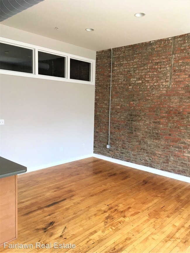 Building Photo - 116 N Walnut St