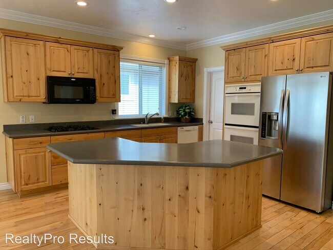 Foto del edificio - 4 br, 3 bath House - 3319 N. 660 E.