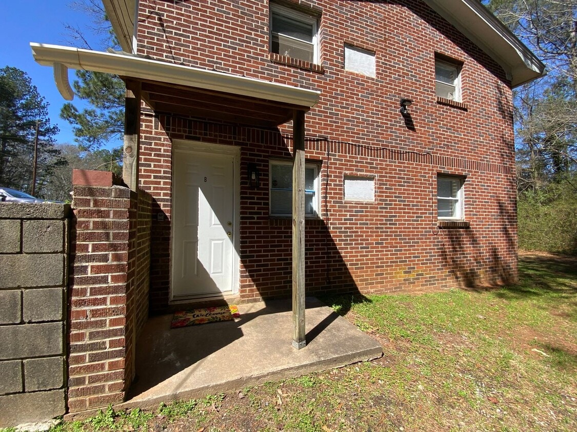 Photo - 2362 Airport Drive | 1 BED 1 BATH + PET FRIENDLY