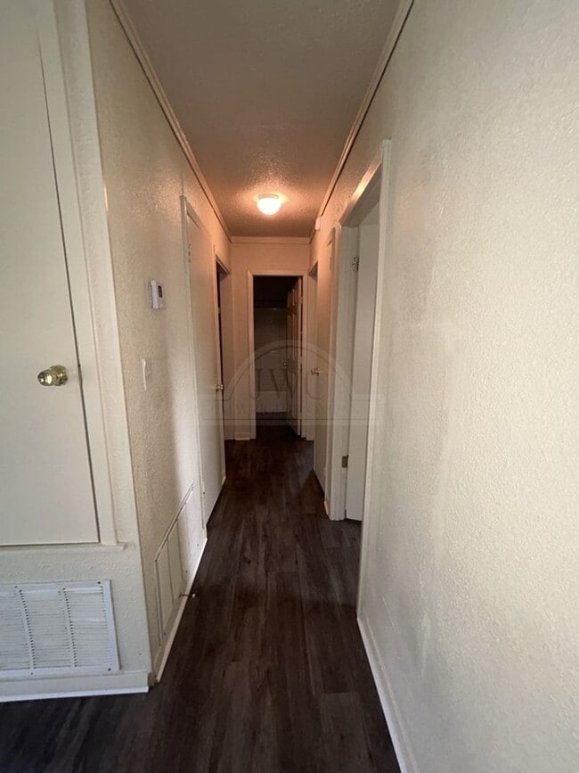 Building Photo - ***Two-Weeks Free Rent***910 Evergreen Str...