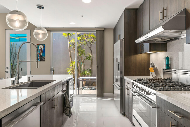 Building Photo - 743 E Twin Palms Dr