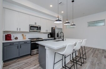Building Photo - 970 Highland Sound Ln