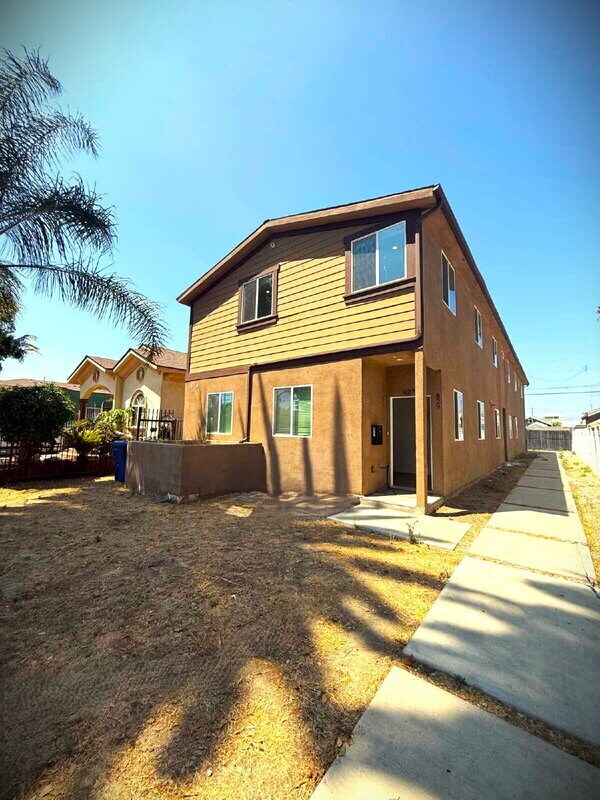 Foto principal - 827 E 74th St