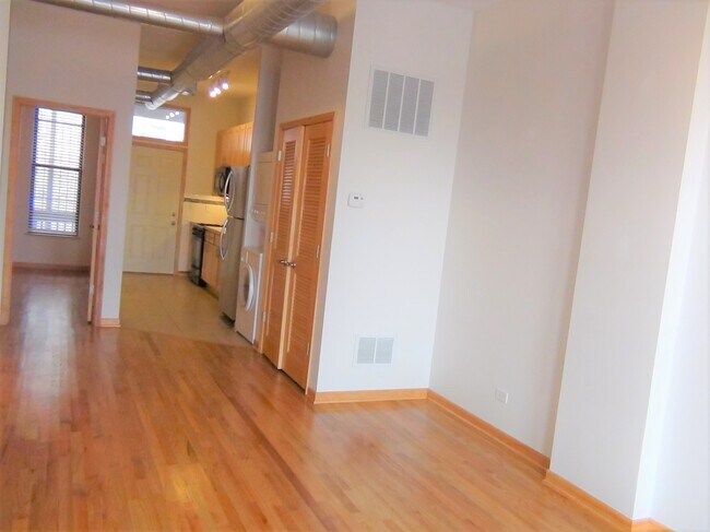 Building Photo - 1008 S Loomis St