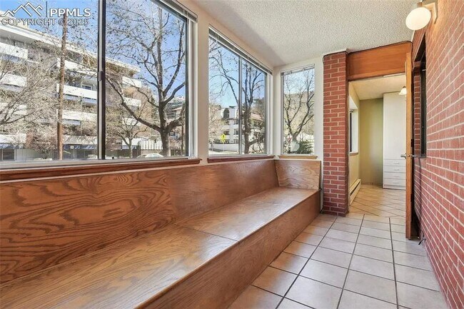 Building Photo - CHARMING 2BD/2BA CAP HILL Condo! Garage Pa...