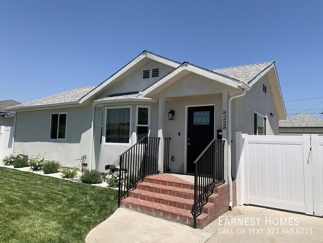 Foto del edificio - 8228 Laurelgrove Ave
