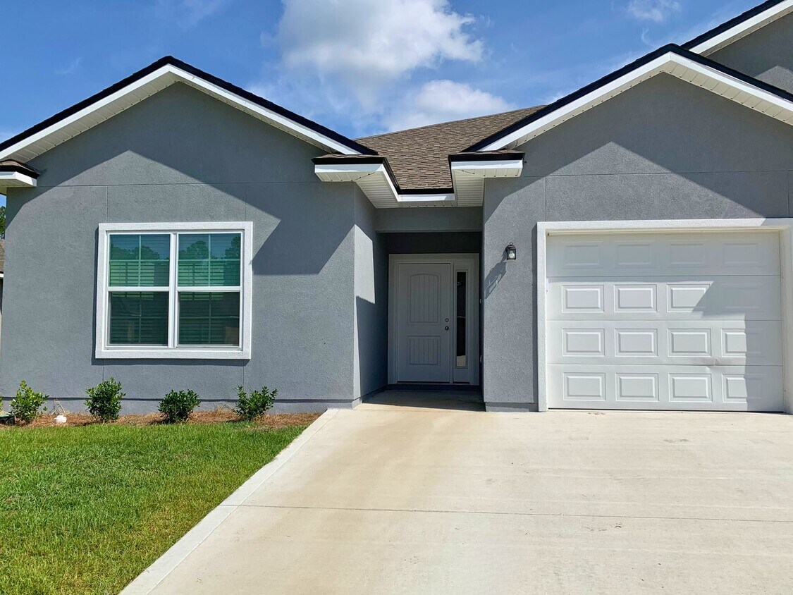 Foto principal - Convenient 3-Bedroom Home Near Kings Bay –...