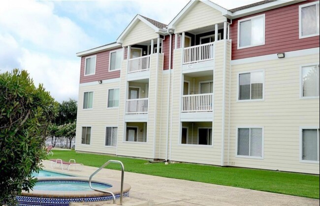 Building Photo - 527 Southwest Pkwy