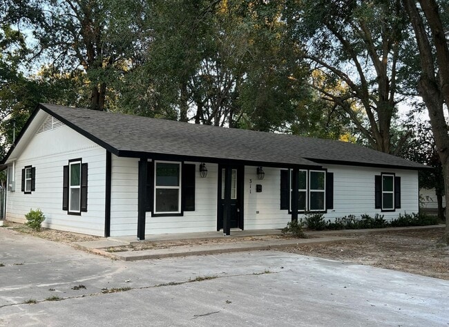 Building Photo - ***Pre-Marketing*** Remodeled 3-Bedroom Ho...