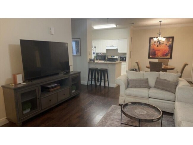 Foto del edificio - 2 bedroom 2 bathroom condo ONE CAR GARAGE