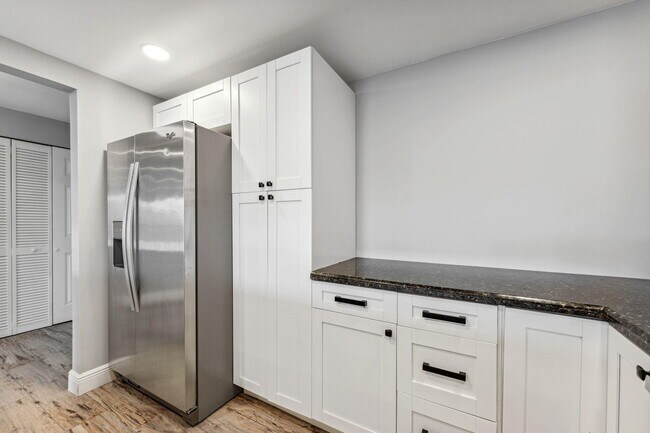 Building Photo - 200 SE 5th Ave