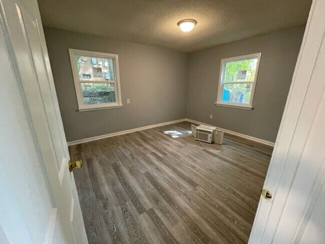 Foto del edificio - READY TO MOVE IN 3 Beds/1 Bath!
