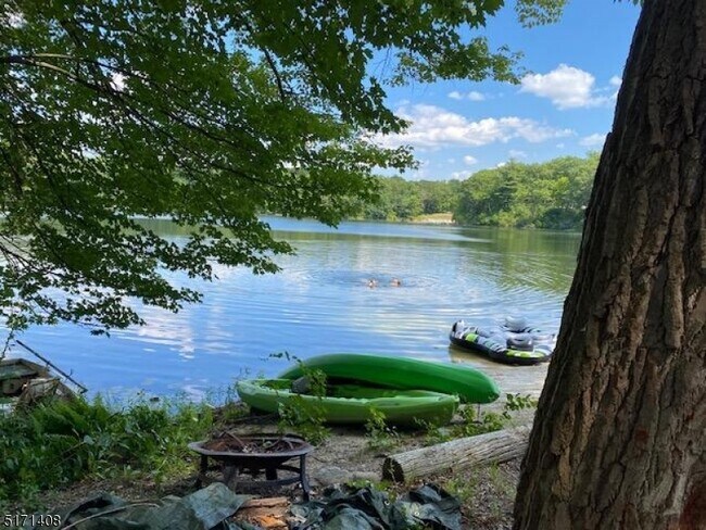 Foto del edificio - 9 Woods Dr