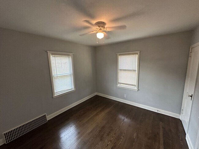 Building Photo - 3 Bedroom Single Family