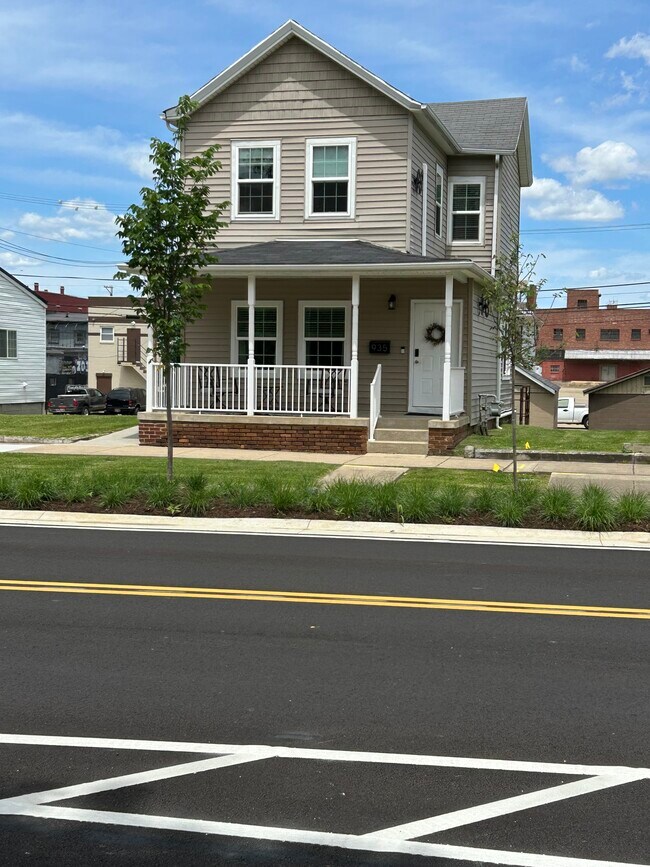 Building Photo - 935 3rd St