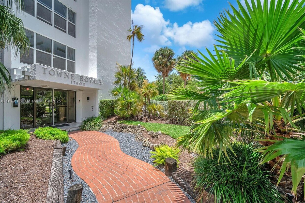 Foto principal - 17800 Atlantic Blvd