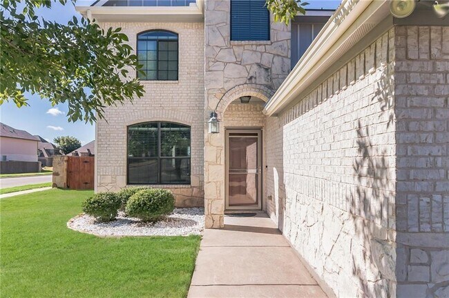 Foto del edificio - 3418 Castleton Dr