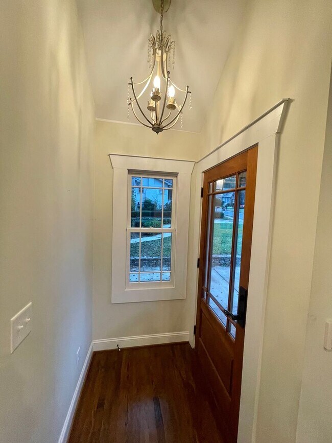 Building Photo - Updated 3 BR/ 2 BA home on Roseland Drive ...