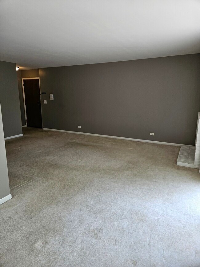 Building Photo - 220 Hawthorne Ct