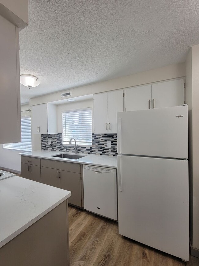 Building Photo - Driftwood Apartments
