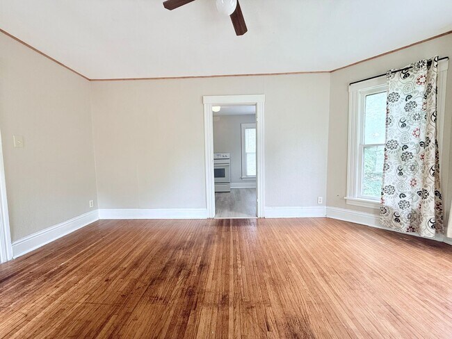 Building Photo - 900 W Parker St