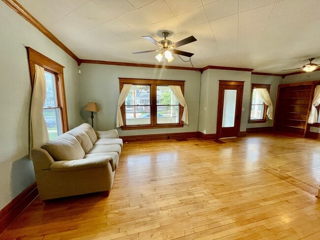 Building Photo - Charming 4 Bedroom Home
