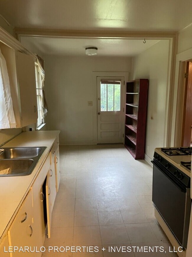 Building Photo - 2 br, 1 bath House - 808 N. Bronough St.
