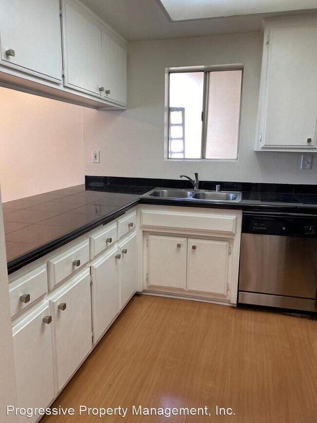 Foto del edificio - 24311 Canyon Lake Dr N