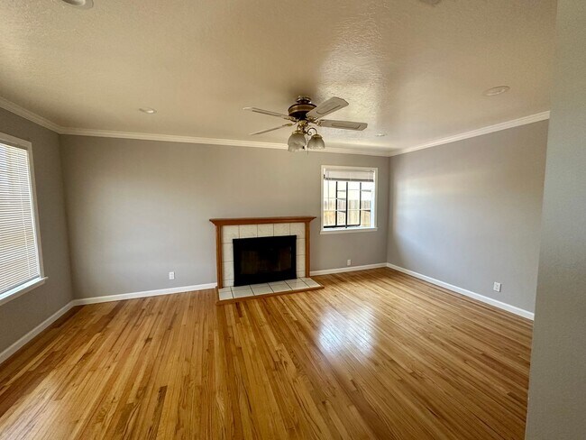 Foto del edificio - PET FRIENDLY Spacious 3 Bedroom 2 Bath! **...