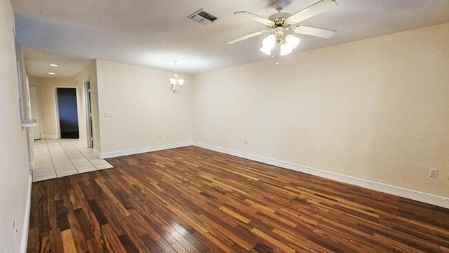 Foto del edificio - 7813 Sugar Bend Dr
