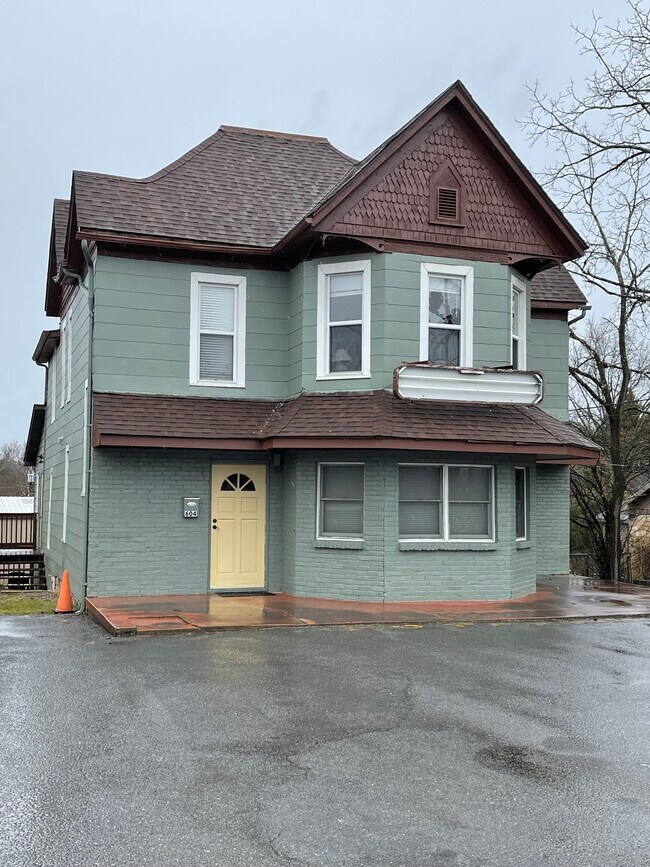 Stand alone building with Side Entrance - 604 S Oakwood Ave