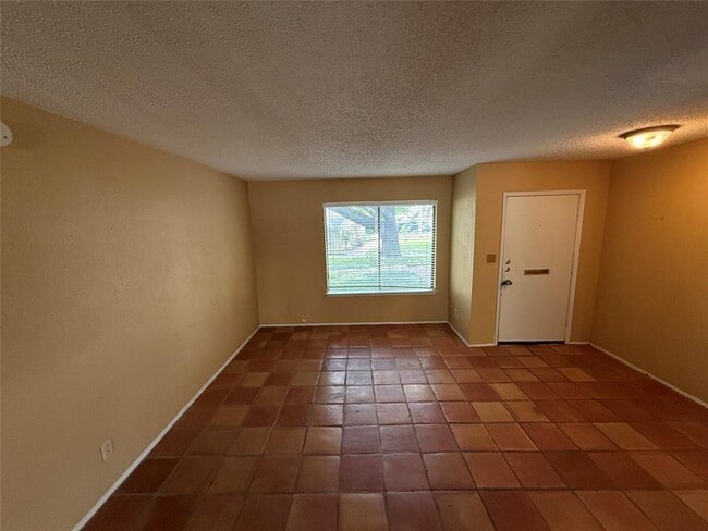 Foto del edificio - 9611 Blue Creek Ln
