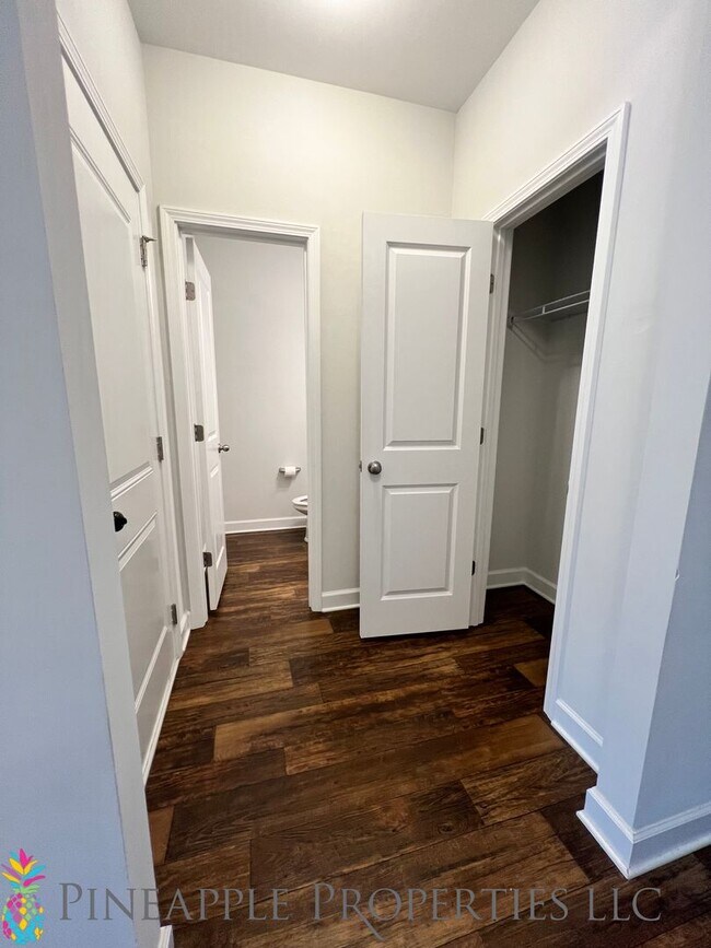 Building Photo - HUGE 3bed/2.5 Bath Townhome Available Now