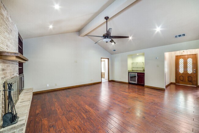 Foto del edificio - SPACIOUS 3-BEDROOM HOME IN OAK HOLLOW ESTATES