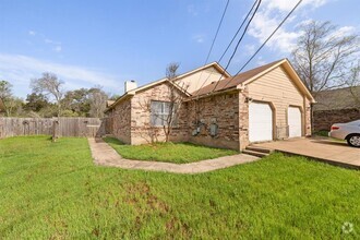 Building Photo - 6002 Parkwood Dr
