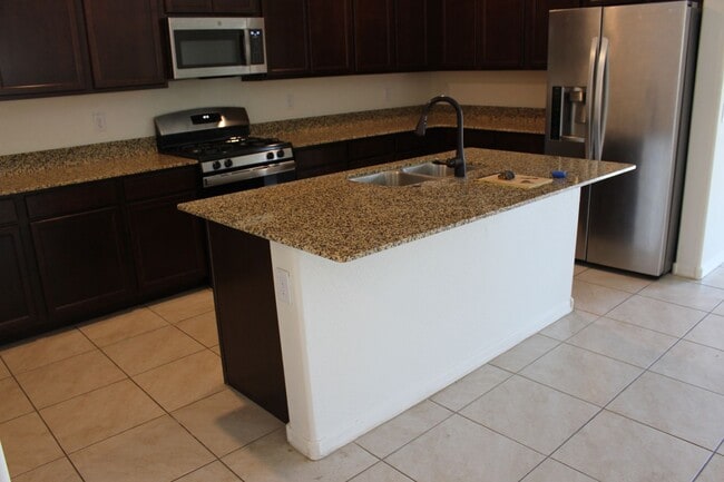 Building Photo - Single Story 4 bedroom with den open layout