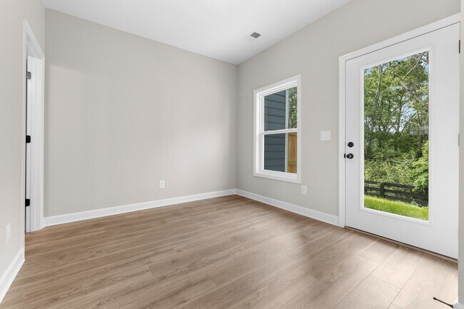 Foto del edificio - 217 Holywell Dr