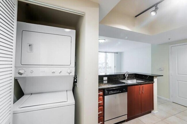 Building Photo - 403 S Sapodilla Ave