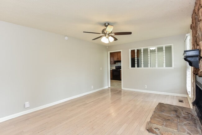 Building Photo - 702 Valley Green Dr