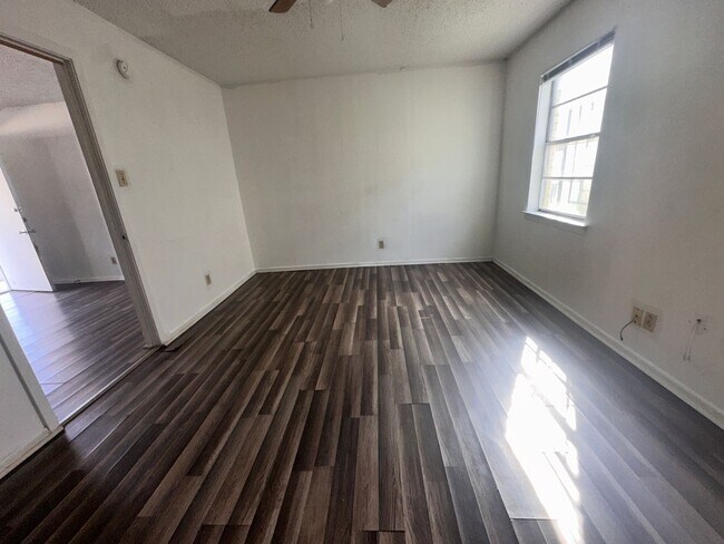Building Photo - Tee Top