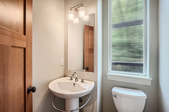 Foto del edificio - Charming three-level Townhome available for immediate move in.