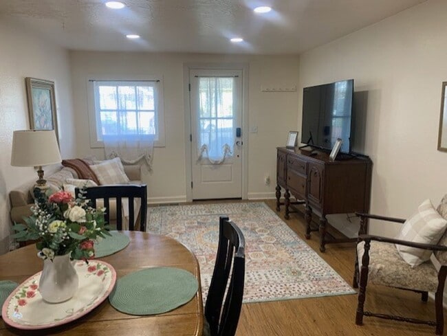 Foto del edificio - $2,350 Furnished or $2,150 Unfurnished, Three Bedrooms, Two Baths Duplex available now!