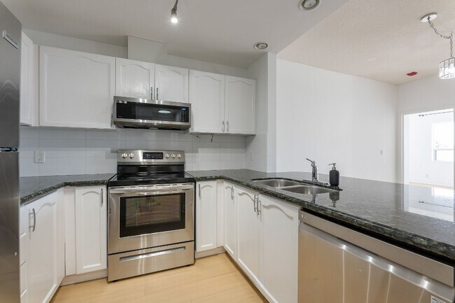 Building Photo - 778 Sheppard Av W