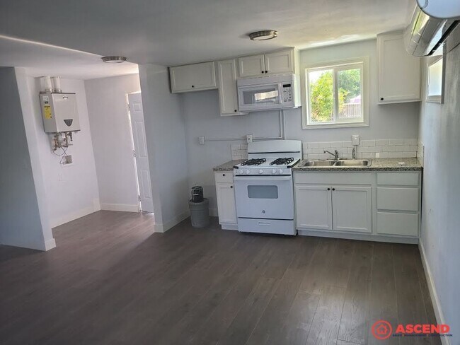 Foto del edificio - Charming 2-Bedroom Residence in the Heart of North Bakersfield