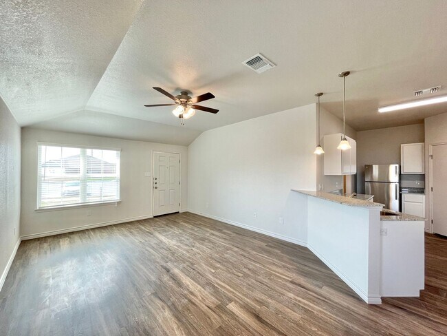 Building Photo - 1704 Castroville Trl