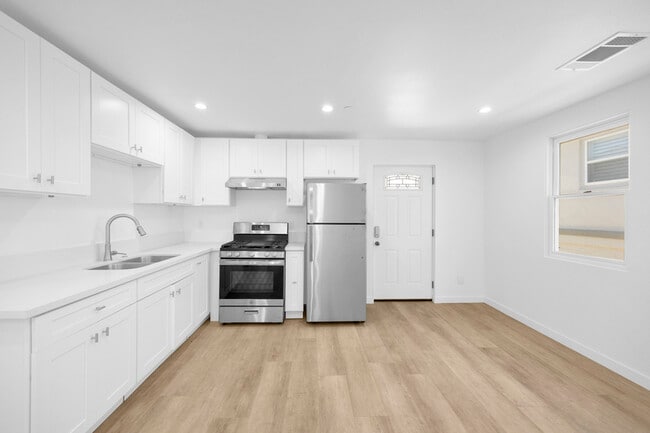 Building Photo - 309 N Catalina Ave