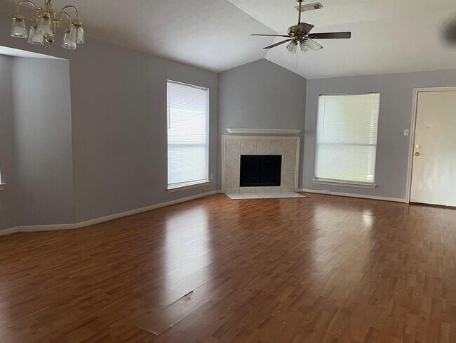 Foto del edificio - 18311 Beaverdell Dr