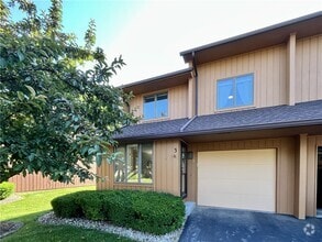 Building Photo - 3 Treetop Dr