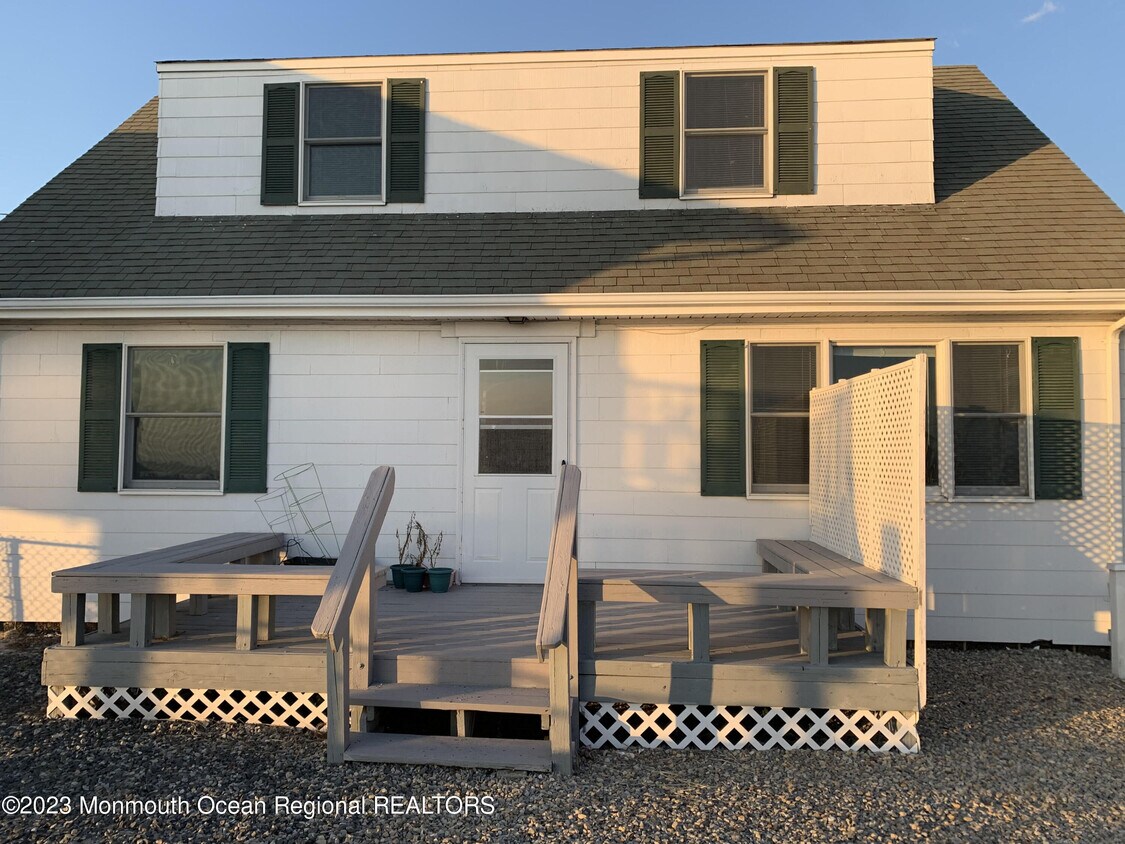 Building Photo - 421 Bayside Terrace